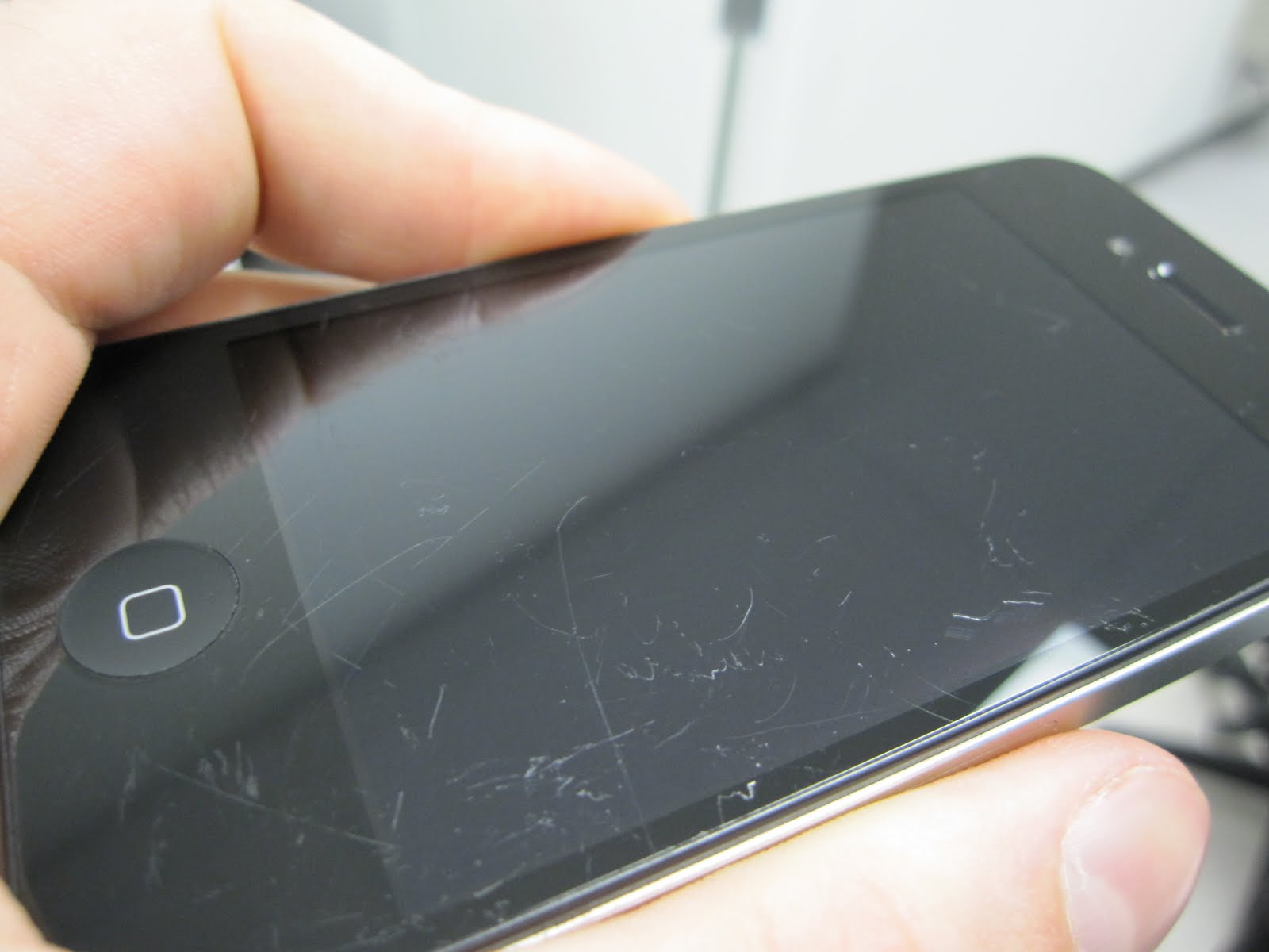 Cleaning Your Phone’s Screen the Proper Way - Tit-bITs/Tips - MyTechLogy